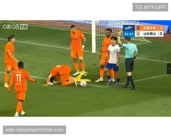 禁区拉拽判罚标准全面解读：裁判如何准确识别犯规？